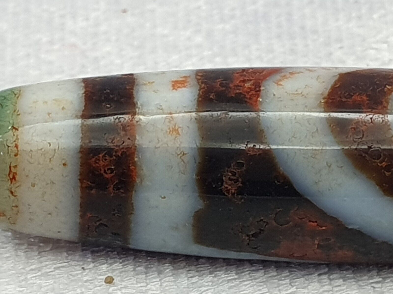 Himalaya Indo Tibetan 2 Augen verrostete einzigartige Muster Dzi Amulett Perle