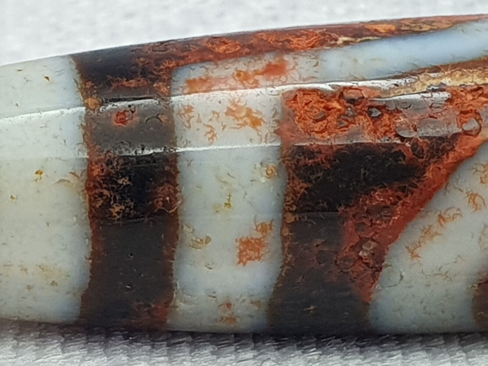 Himalaya Indo Tibetan 2 Augen verrostete einzigartige Muster Dzi Amulett Perle