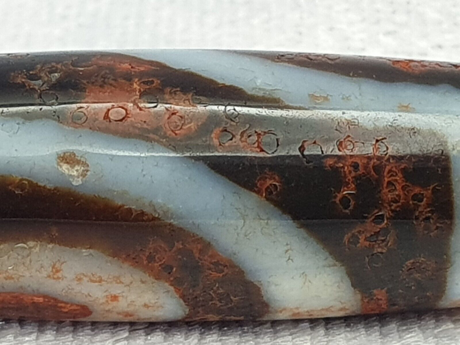 Himalaya Indo Tibetan 2 Augen verrostete einzigartige Muster Dzi Amulett Perle