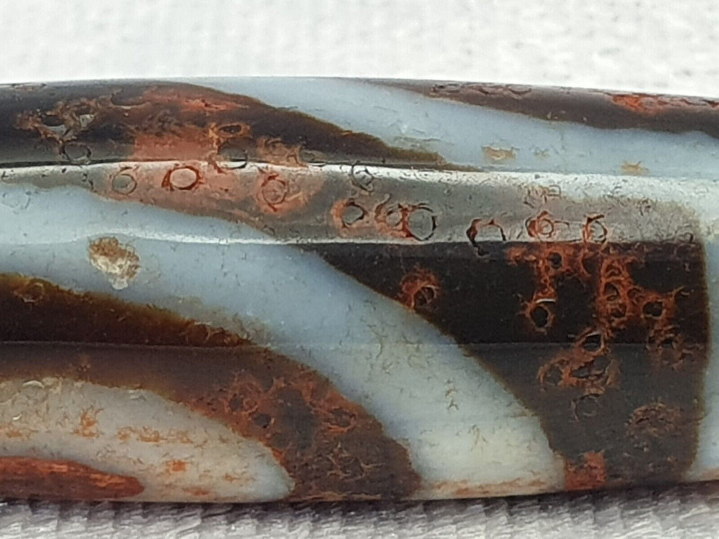 Himalaya Indo Tibetan 2 Augen verrostete einzigartige Muster Dzi Amulett Perle