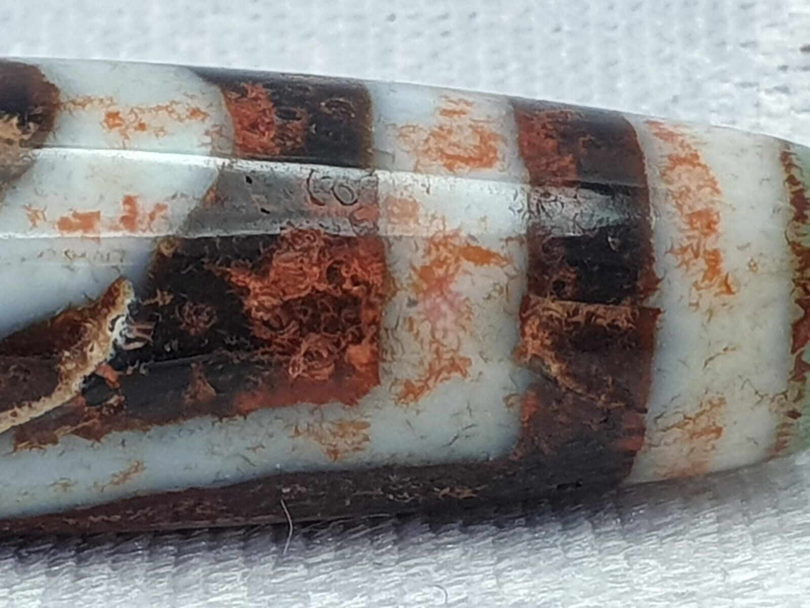 Himalaya Indo Tibetan 2 Augen verrostete einzigartige Muster Dzi Amulett Perle