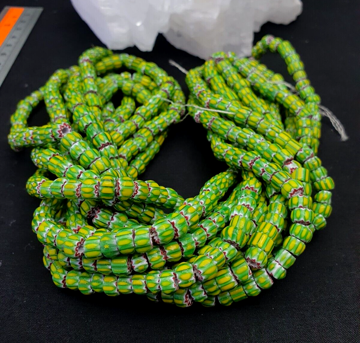Winzige zitronengrüne rote Chevrons venezianische Perlen afrikanische Halskette 7mm