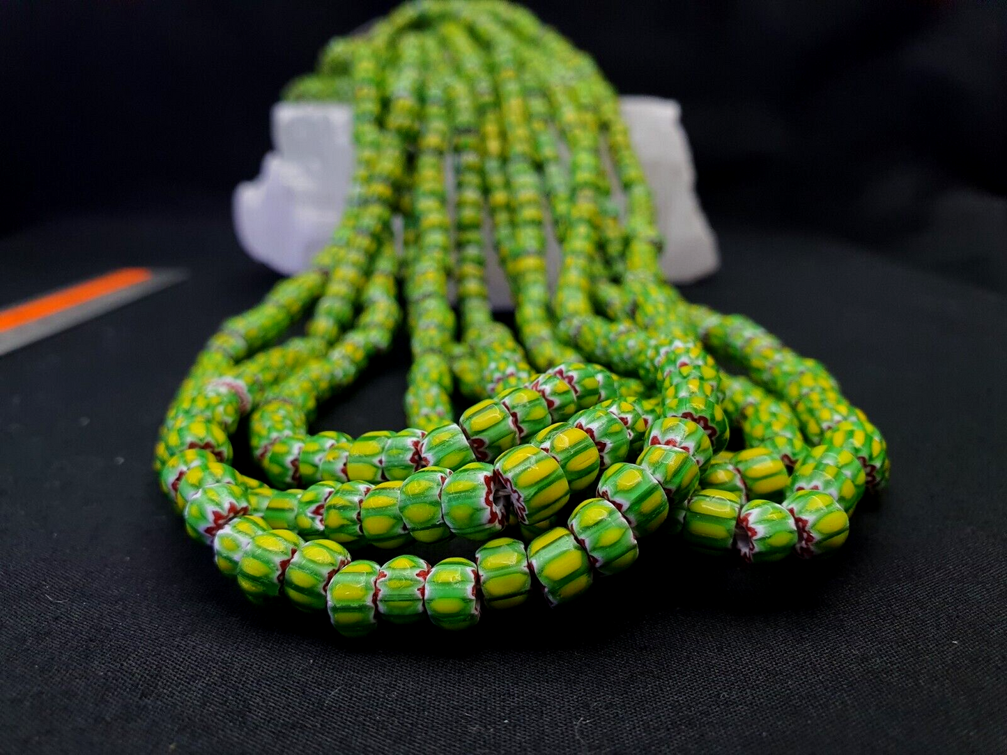 Winzige zitronengrüne rote Chevrons venezianische Perlen afrikanische Halskette 7mm
