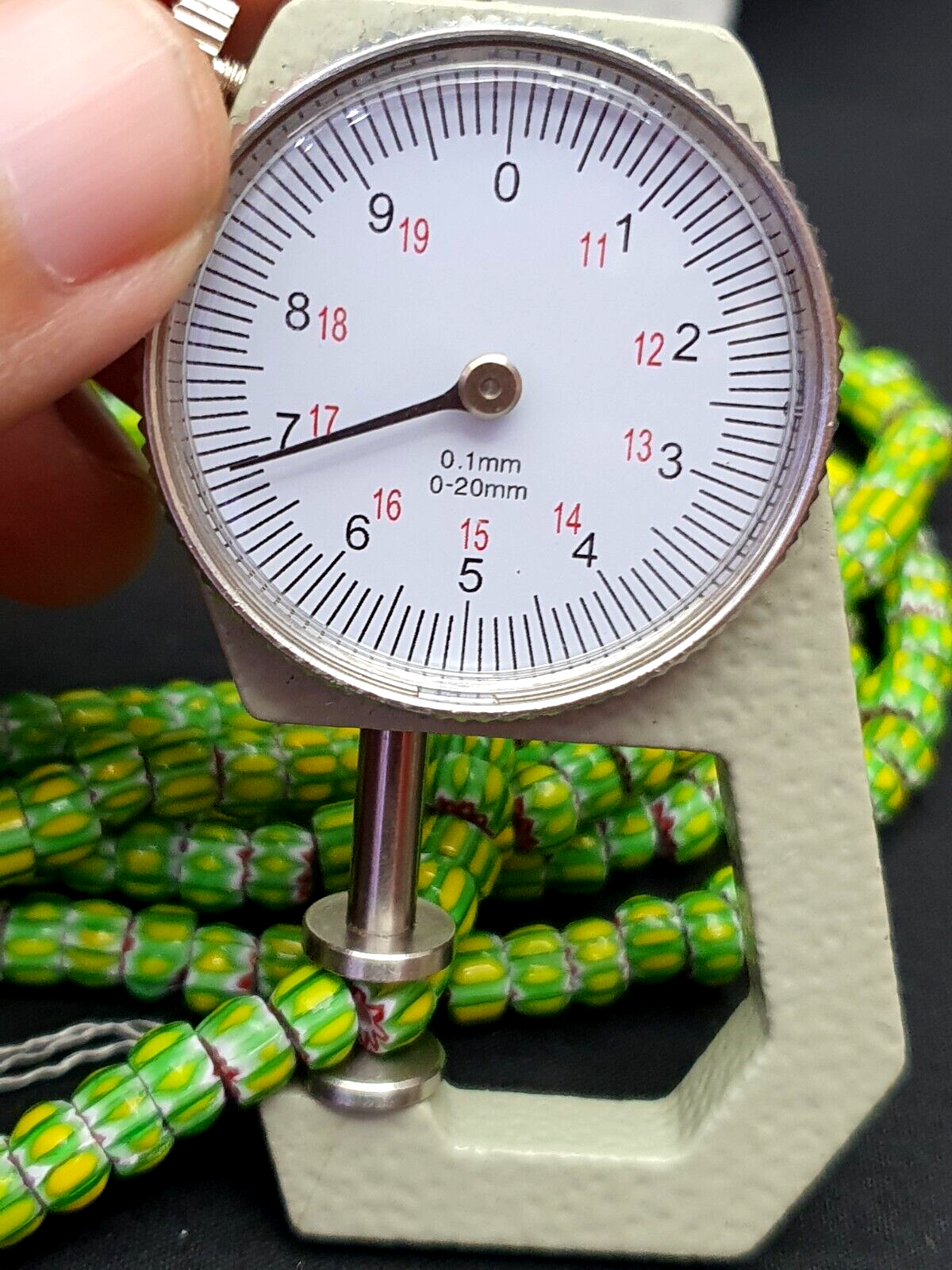 Winzige zitronengrüne rote Chevrons venezianische Perlen afrikanische Halskette 7mm