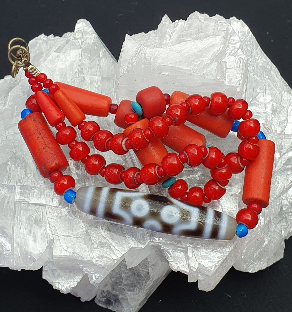 Himalaya-indo-tibetischer 7-Augen-Dzi mit antiker venezianischer Glas-Amulett-Halskette