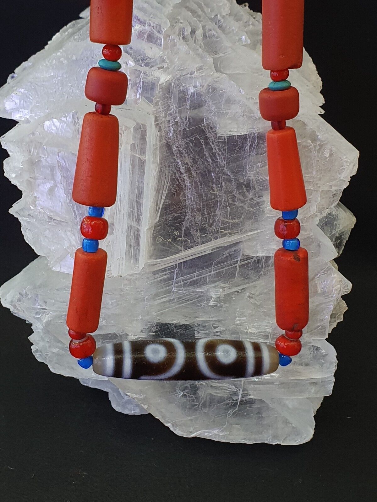 Himalaya-indo-tibetischer 7-Augen-Dzi mit antiker venezianischer Glas-Amulett-Halskette