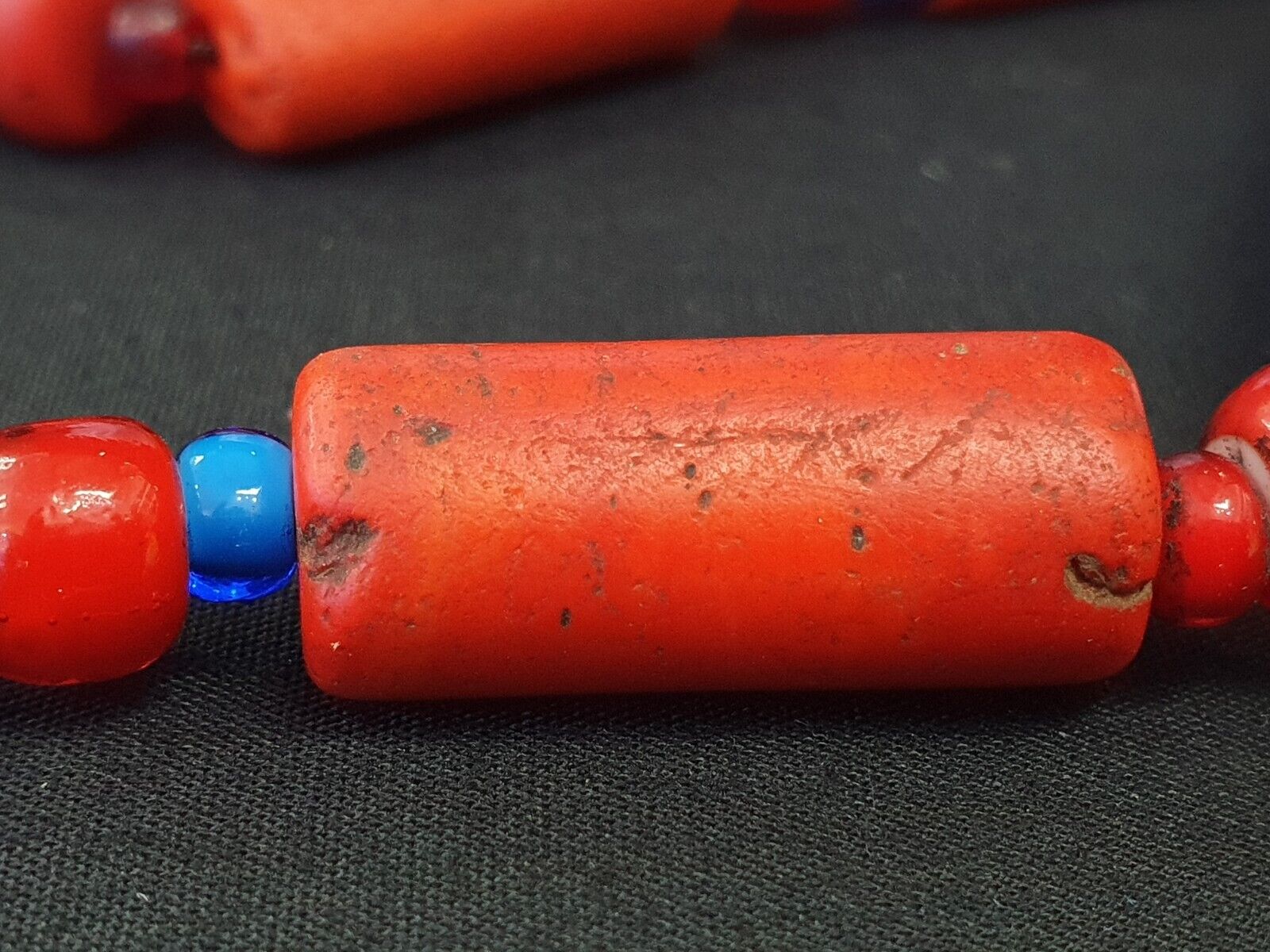 Himalaya-indo-tibetischer 7-Augen-Dzi mit antiker venezianischer Glas-Amulett-Halskette