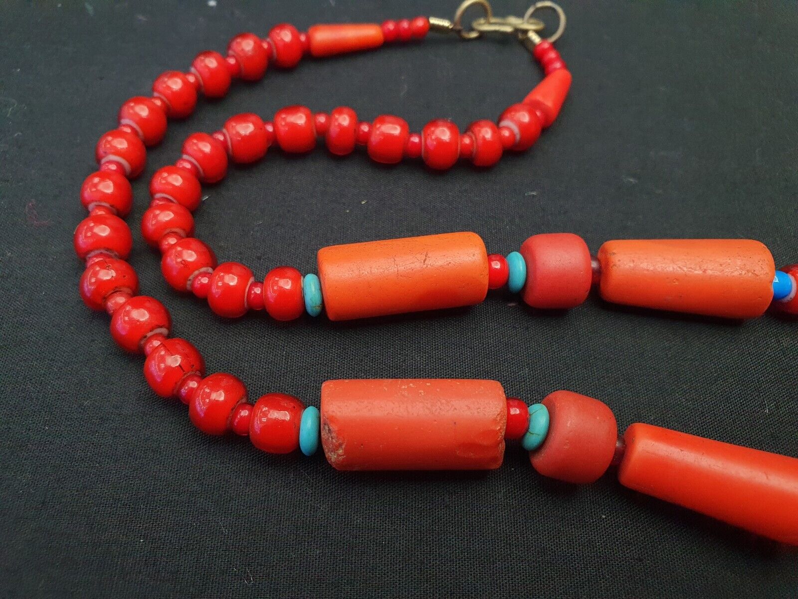 Himalaya-indo-tibetischer 7-Augen-Dzi mit antiker venezianischer Glas-Amulett-Halskette