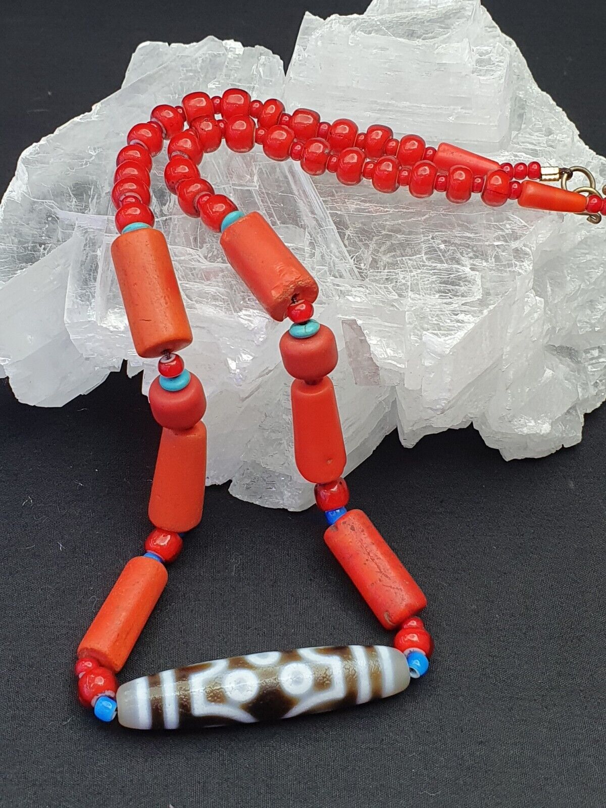 Himalaya-indo-tibetischer 7-Augen-Dzi mit antiker venezianischer Glas-Amulett-Halskette