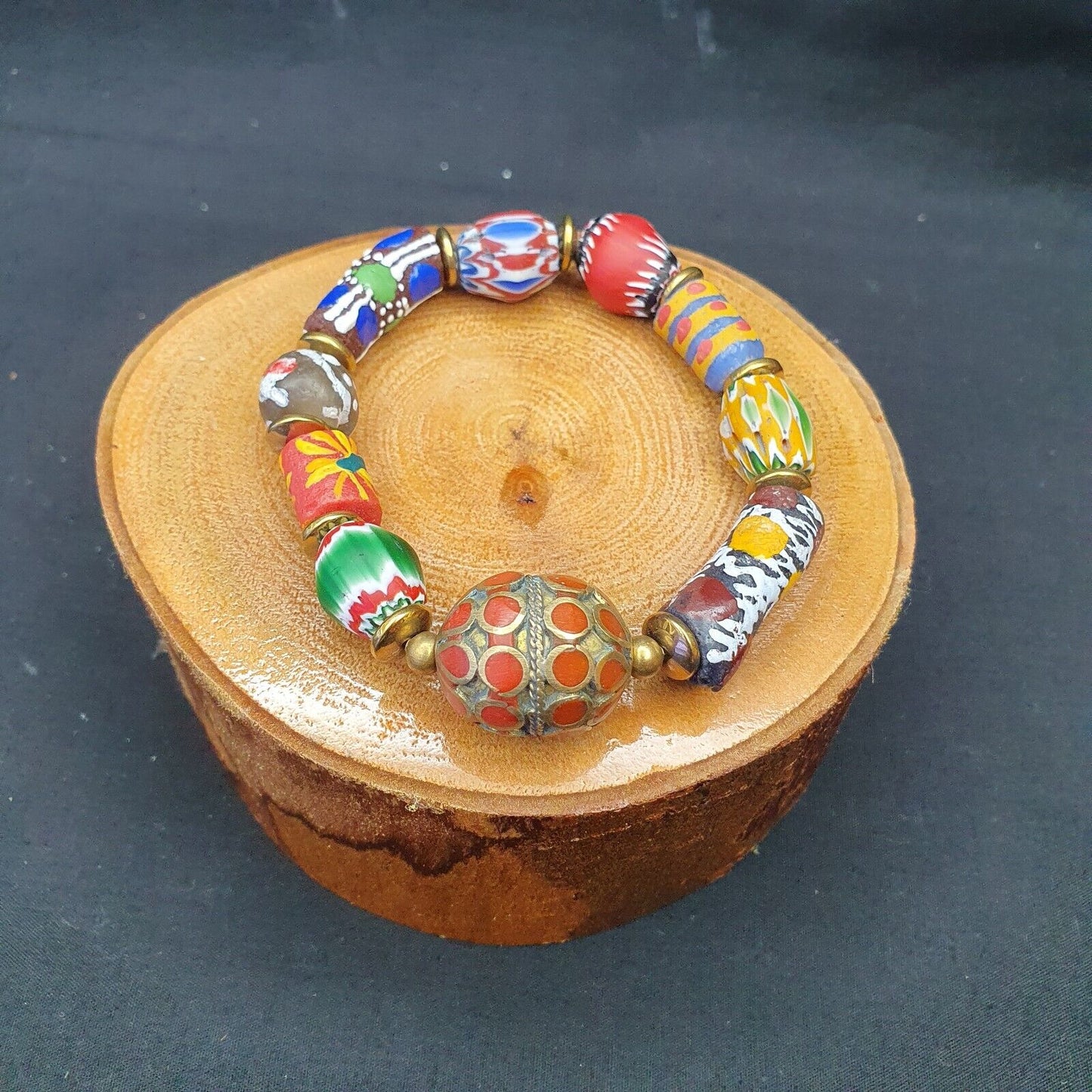 Vintage afrikanische Chevron-Glasperlen mit altem großen afghanischen Perlenarmband