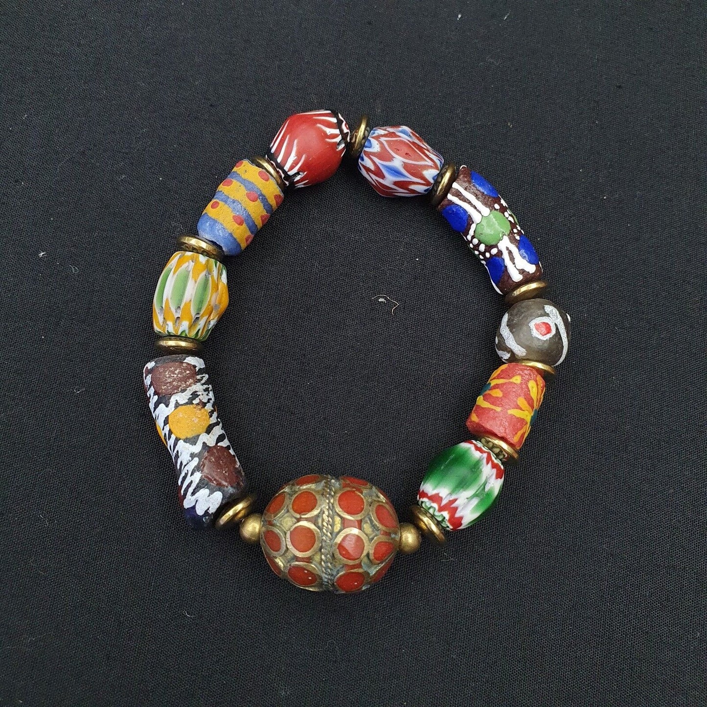 Vintage afrikanische Chevron-Glasperlen mit altem großen afghanischen Perlenarmband
