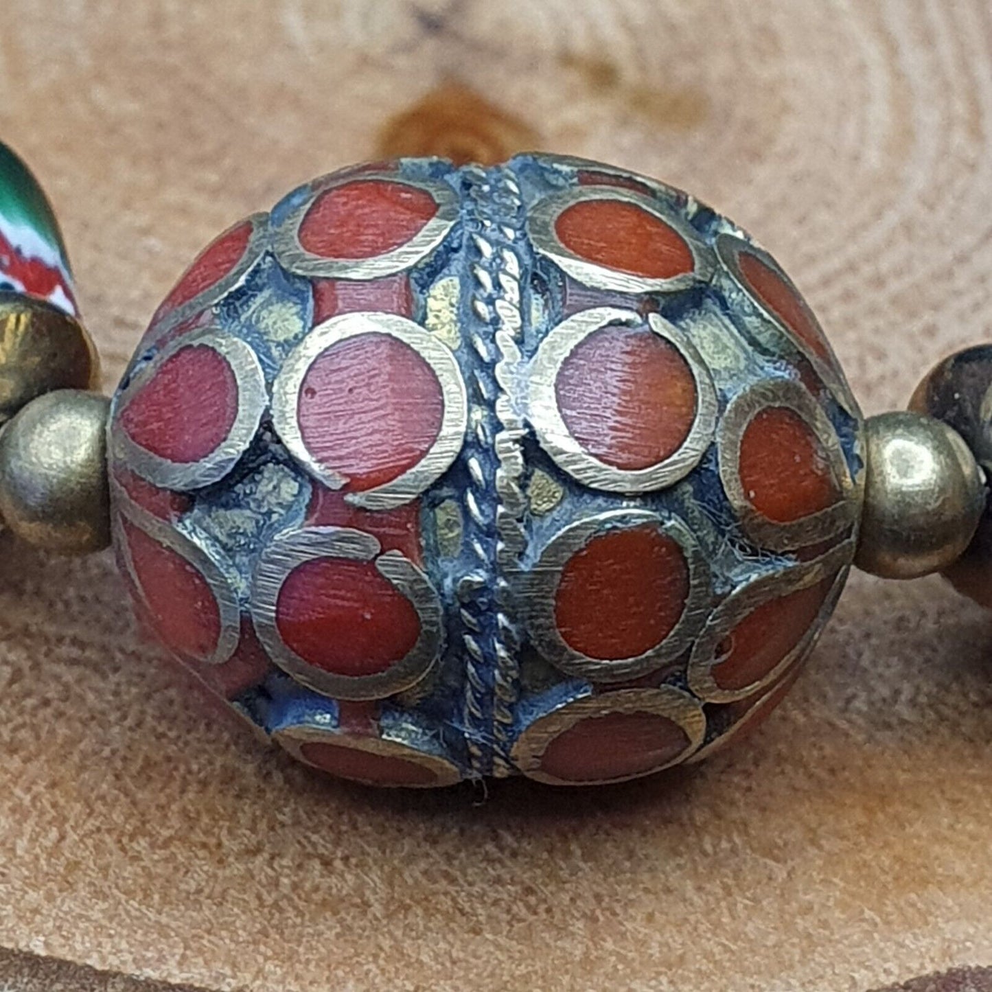 Vintage afrikanische Chevron-Glasperlen mit altem großen afghanischen Perlenarmband