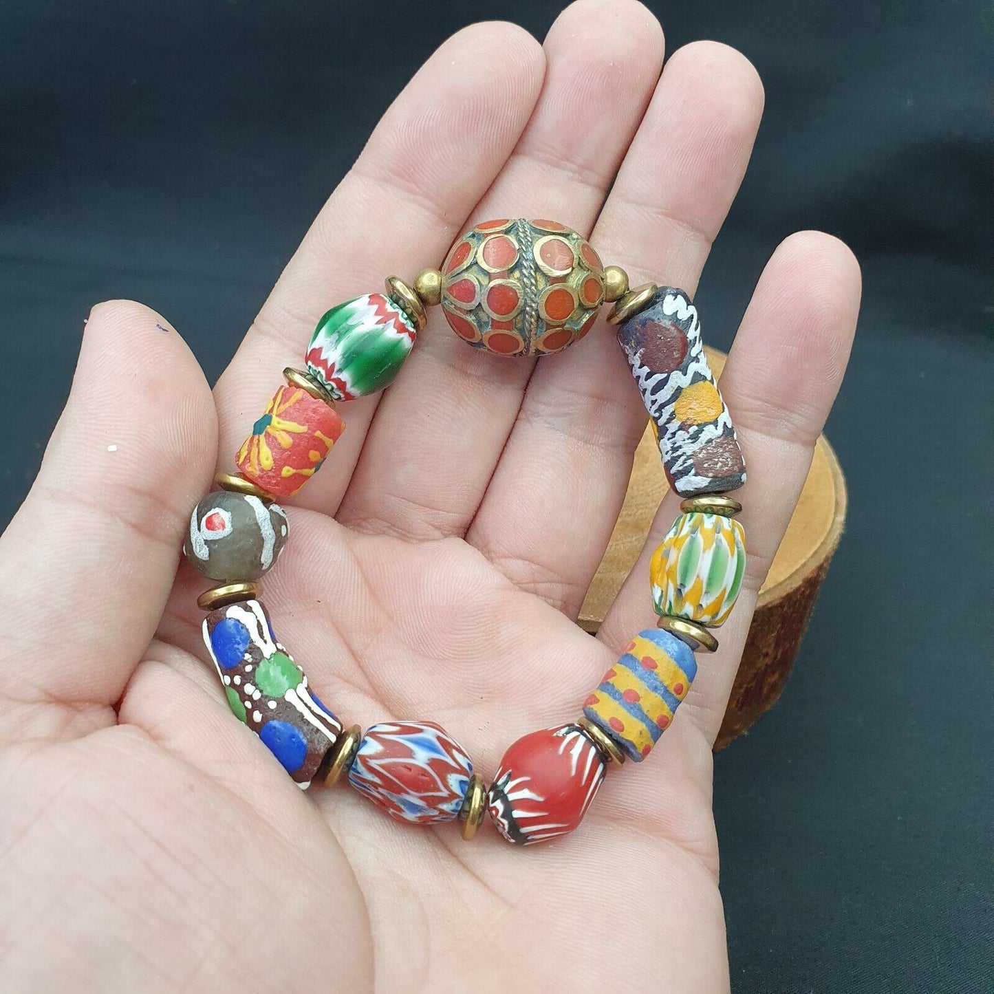 Vintage afrikanische Chevron-Glasperlen mit altem großen afghanischen Perlenarmband