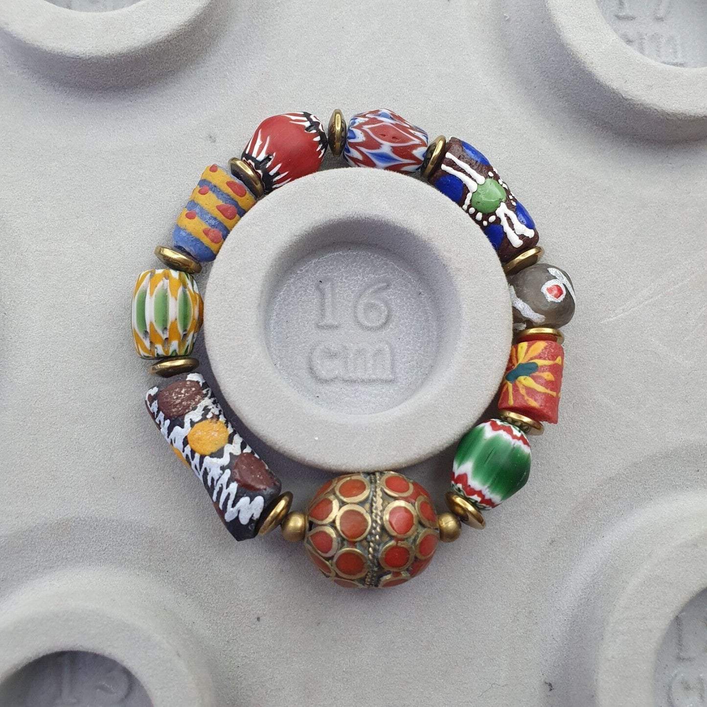 Vintage afrikanische Chevron-Glasperlen mit altem großen afghanischen Perlenarmband
