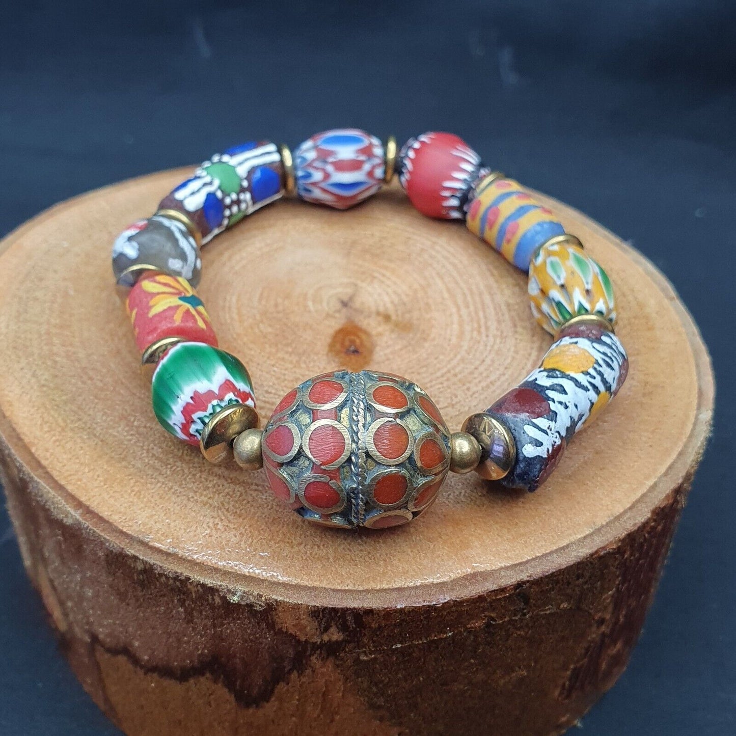 Vintage afrikanische Chevron-Glasperlen mit altem großen afghanischen Perlenarmband
