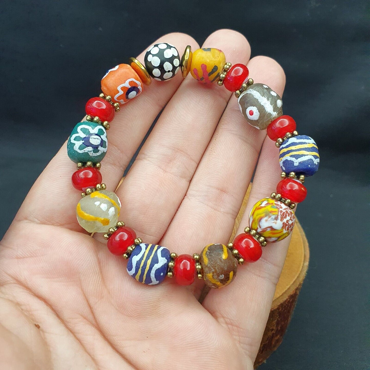 Vintage afrikanisches handbemaltes Glasperlen-Armband mit weißen Herzperlen