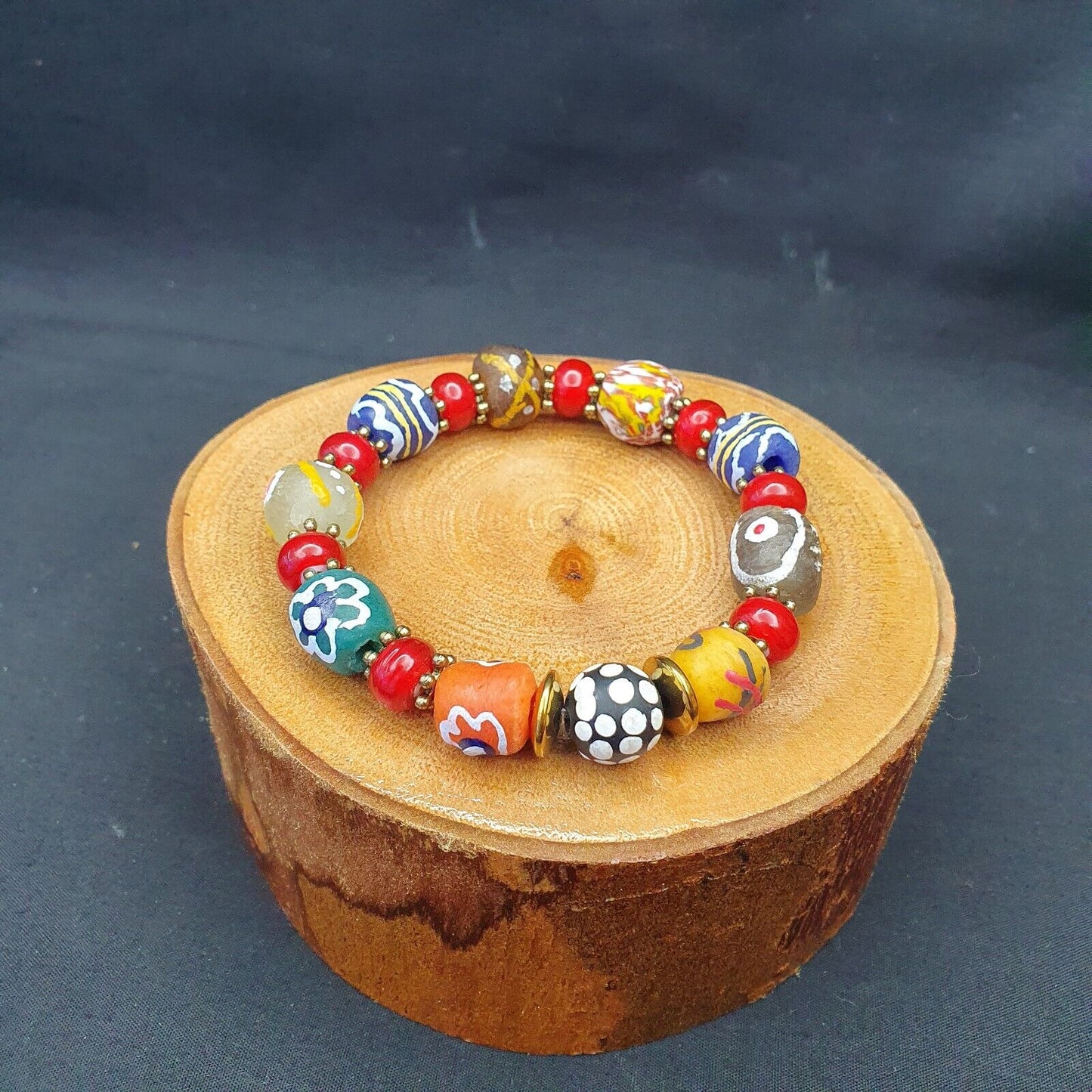 Vintage afrikanisches handbemaltes Glasperlen-Armband mit weißen Herzperlen