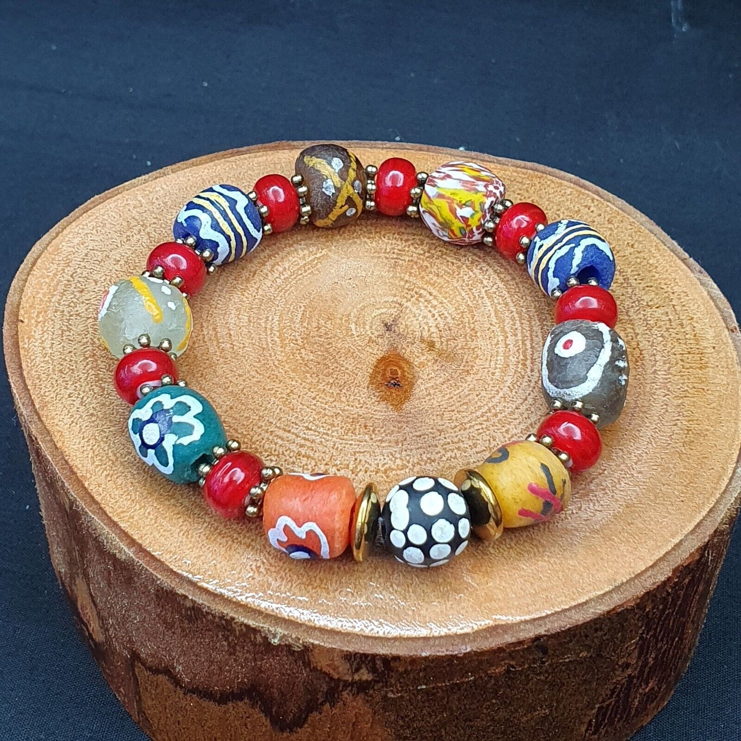Vintage afrikanisches handbemaltes Glasperlen-Armband mit weißen Herzperlen