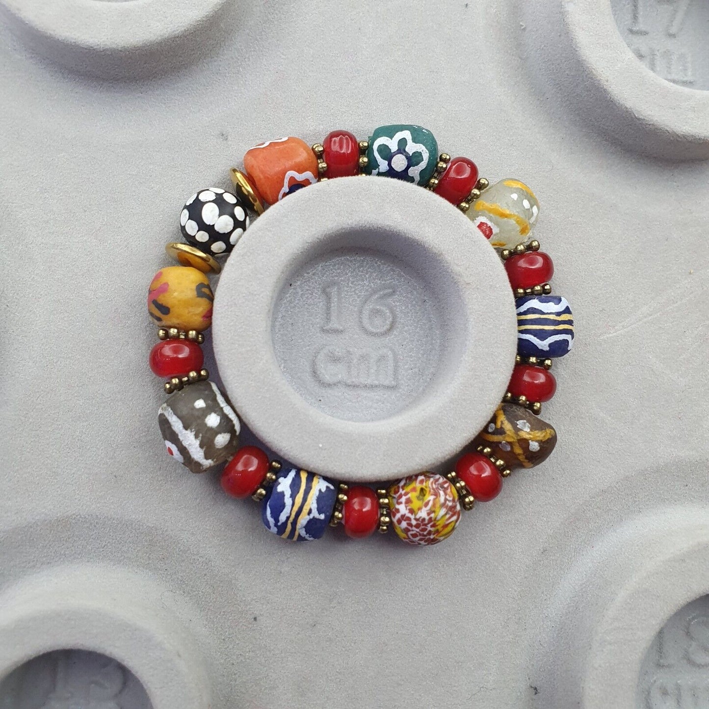 Vintage afrikanisches handbemaltes Glasperlen-Armband mit weißen Herzperlen
