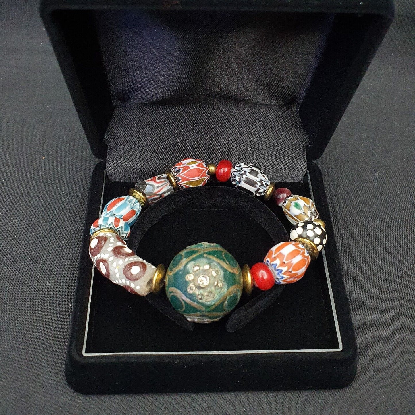 Vintage afrikanische Chevron-Glasperlen mit altem großen afghanischen Perlenarmband