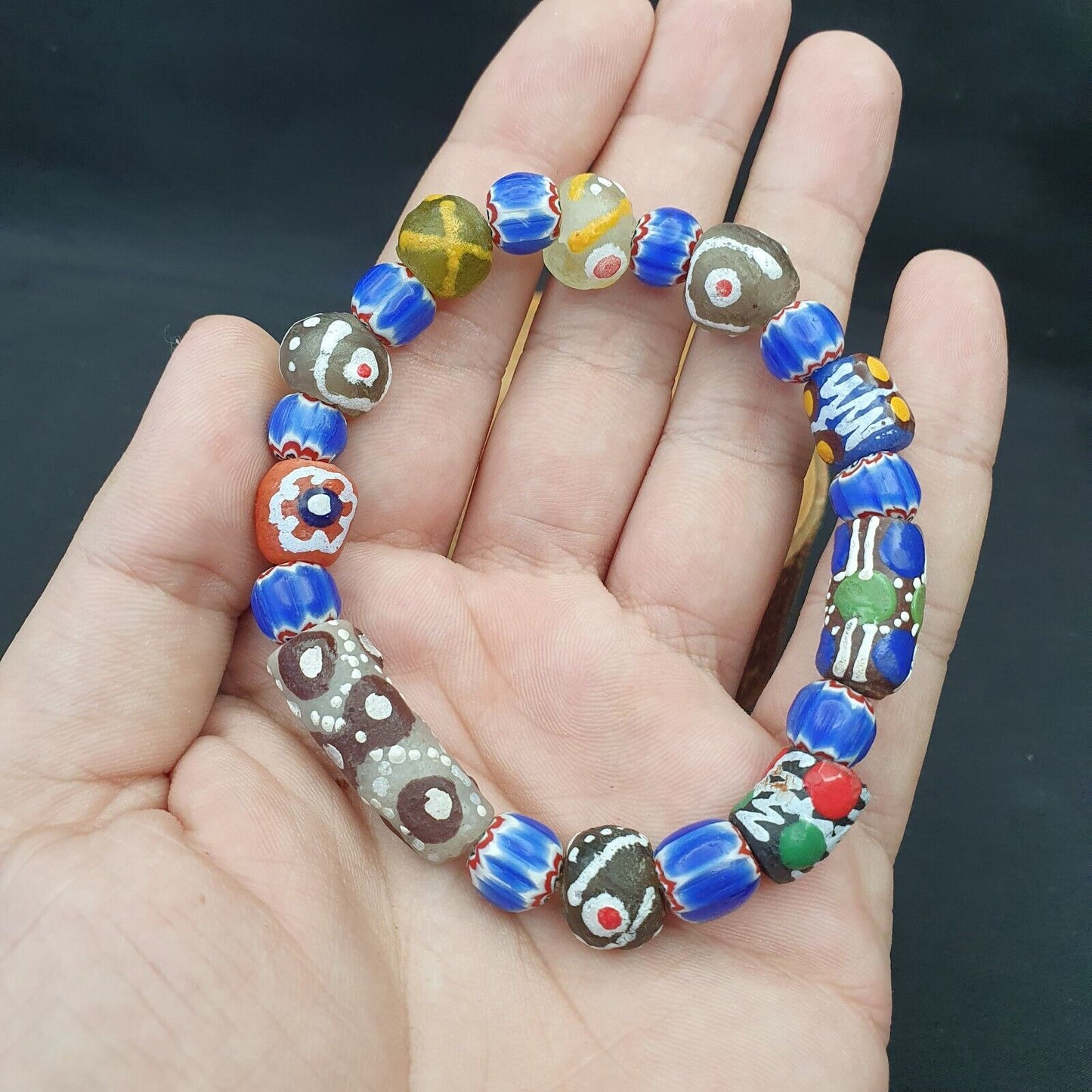 Vintage Wunderschönes blaues Chevron-Armband aus afrikanischer Glasperlen-Kollektion