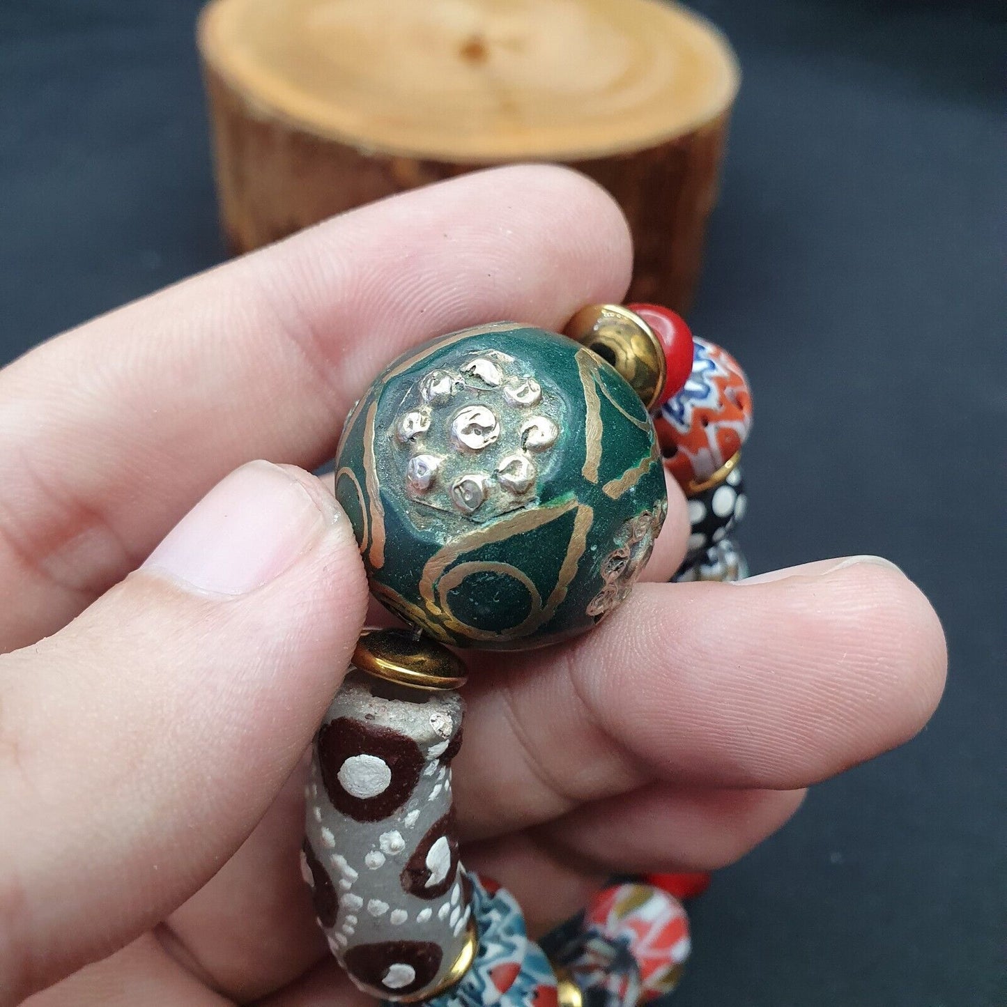 Vintage afrikanische Chevron-Glasperlen mit altem großen afghanischen Perlenarmband