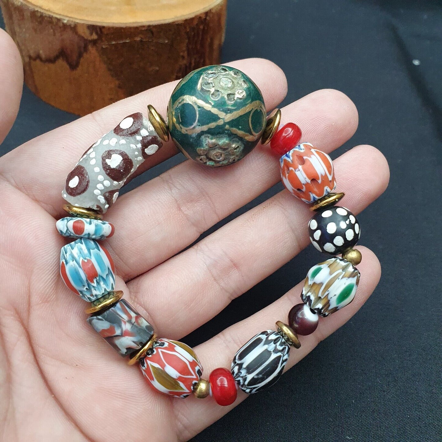 Vintage afrikanische Chevron-Glasperlen mit altem großen afghanischen Perlenarmband