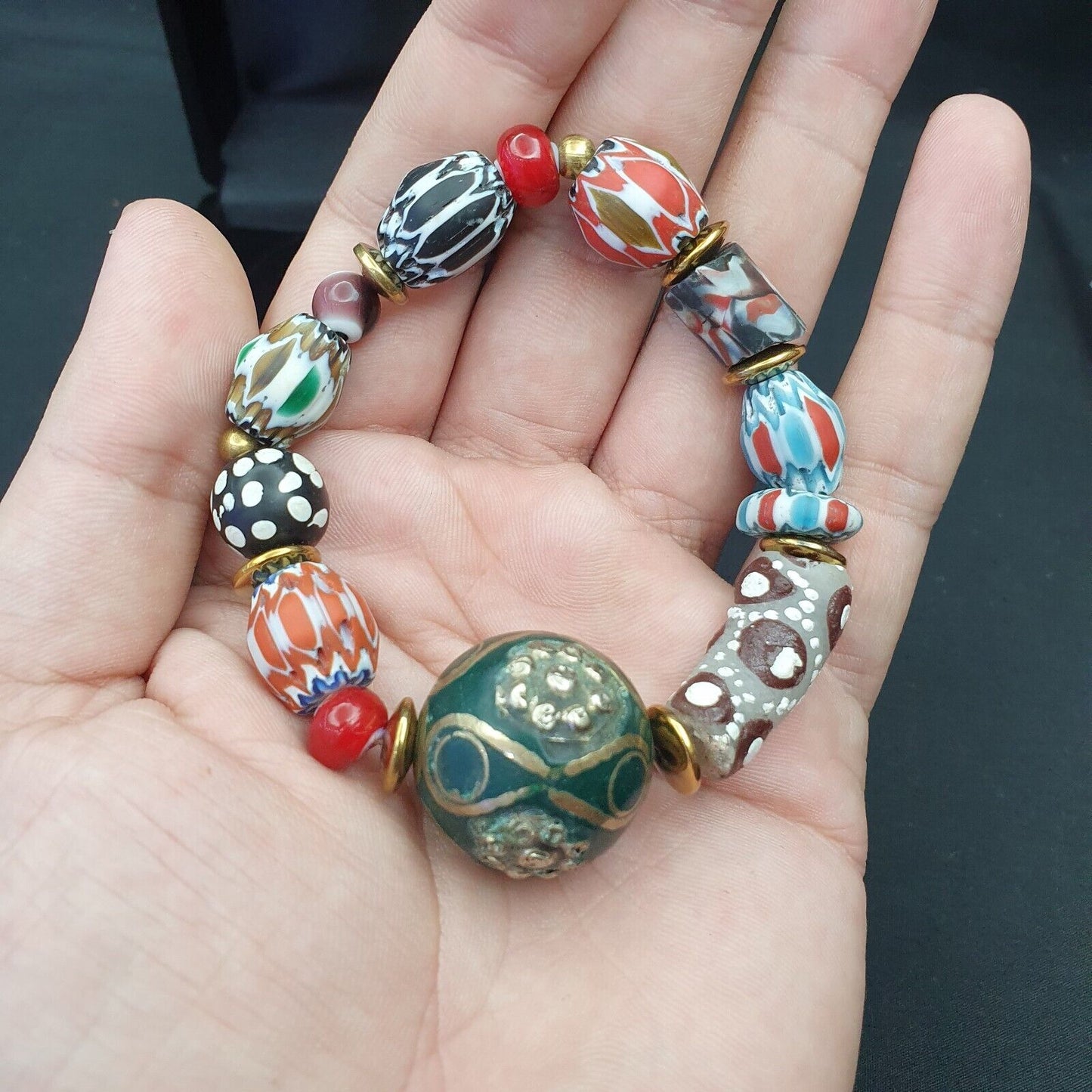 Vintage afrikanische Chevron-Glasperlen mit altem großen afghanischen Perlenarmband