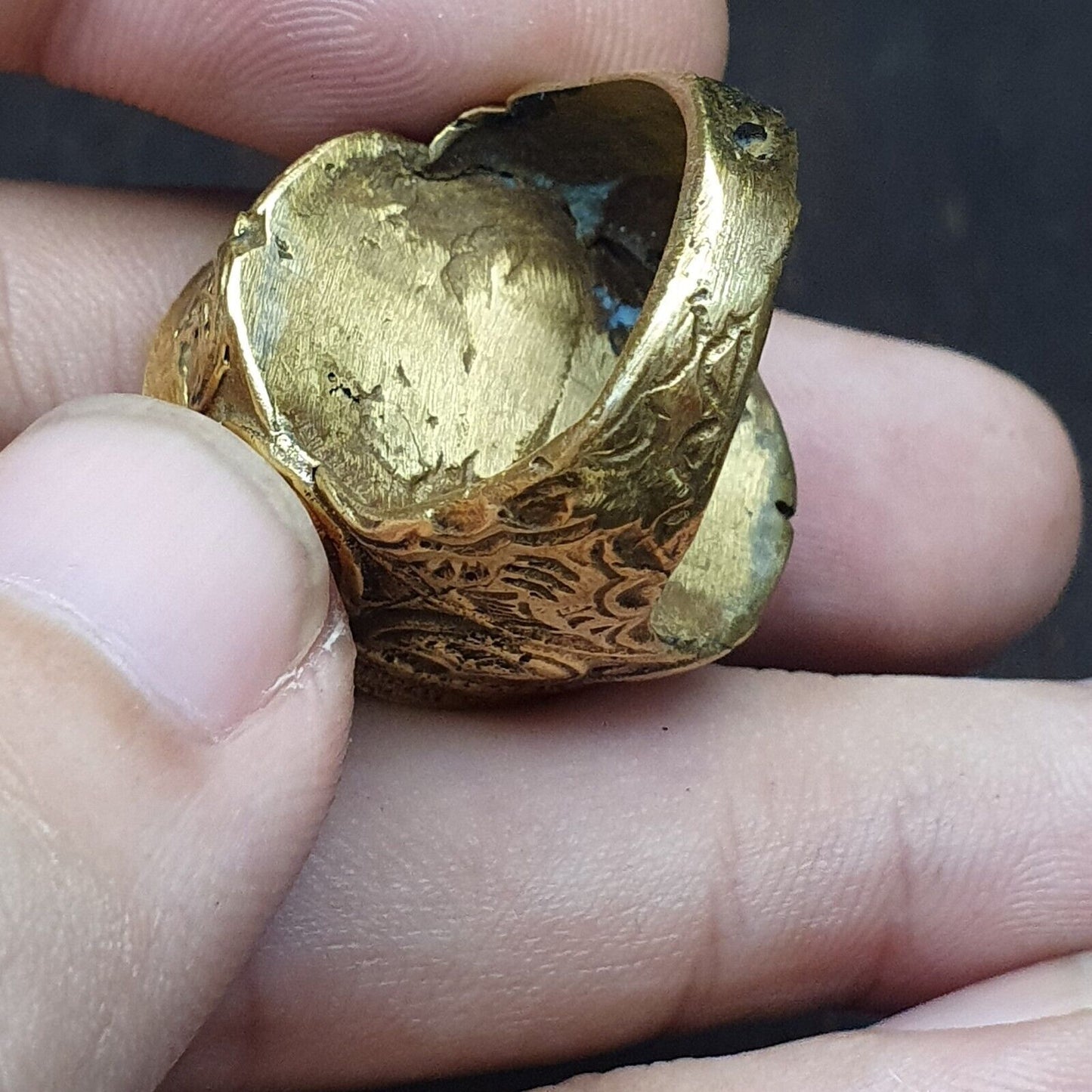古董老式舊玻璃與美麗的眼睛黃銅戒指