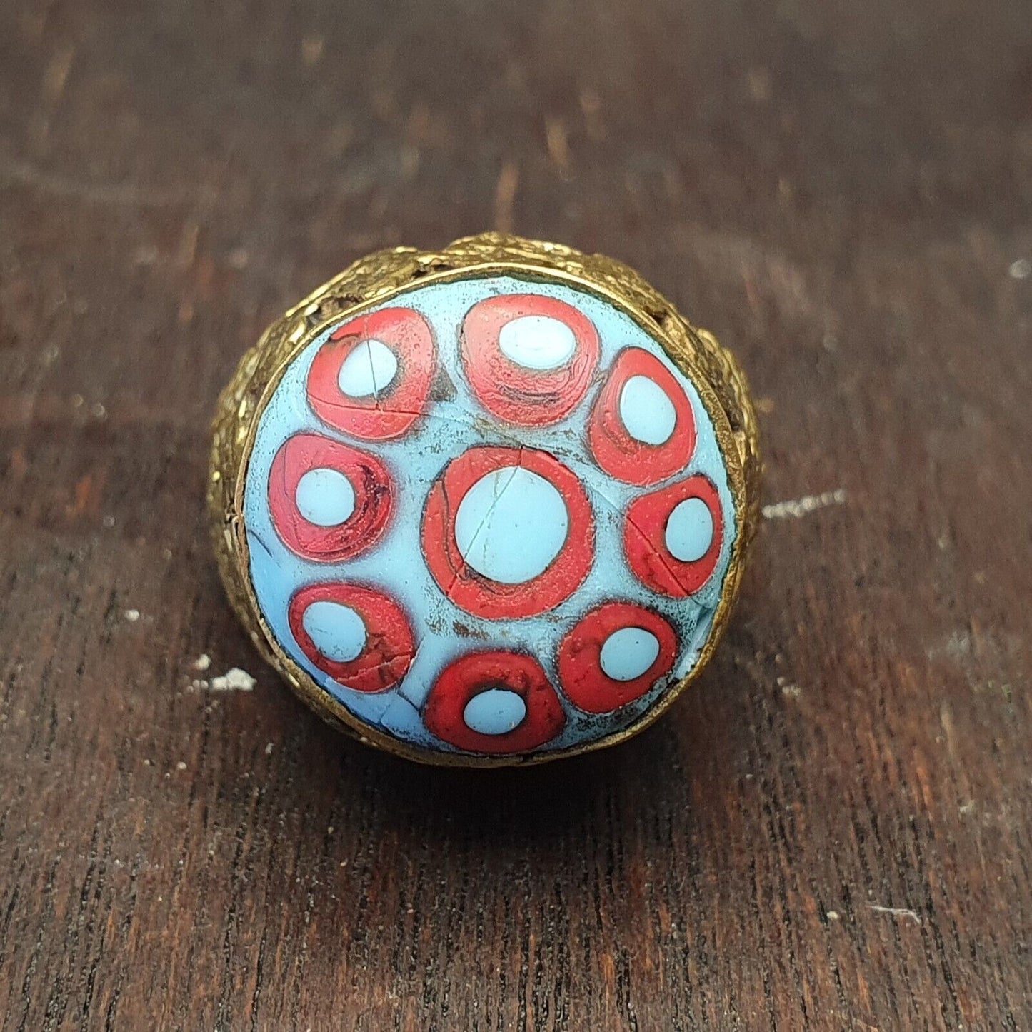 Antiker Vintage-Ring aus altem Glas mit schönen Augen, Glasperlen und Messing