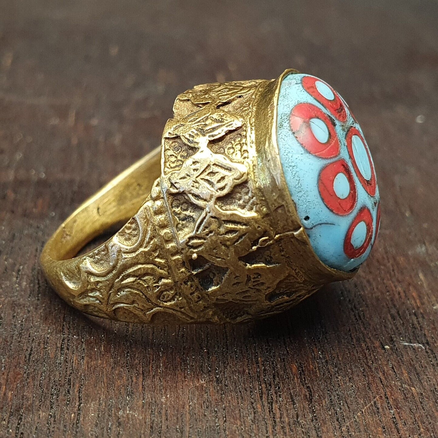 Antiker Vintage-Ring aus altem Glas mit schönen Augen, Glasperlen und Messing