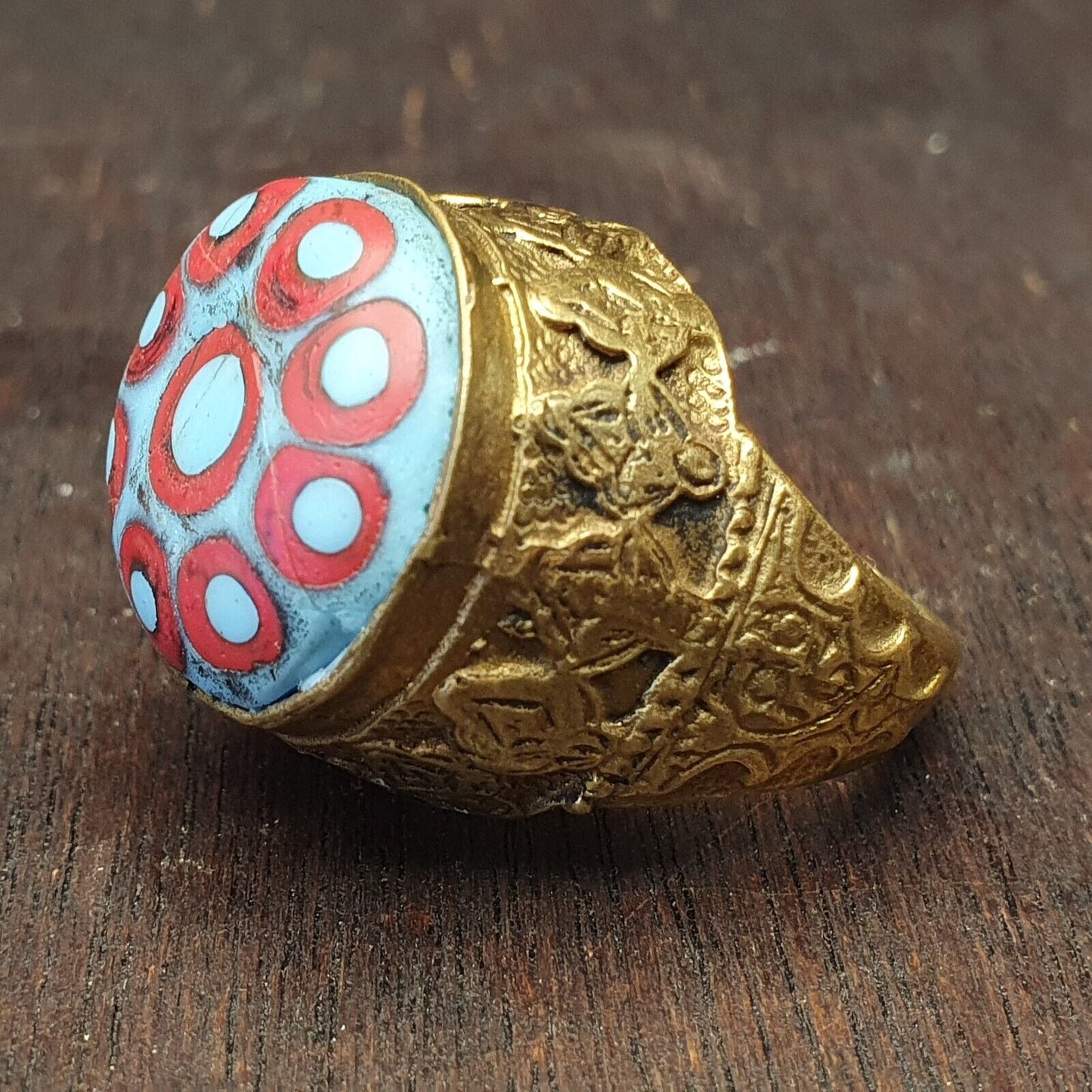 Antiker Vintage-Ring aus altem Glas mit schönen Augen, Glasperlen und Messing