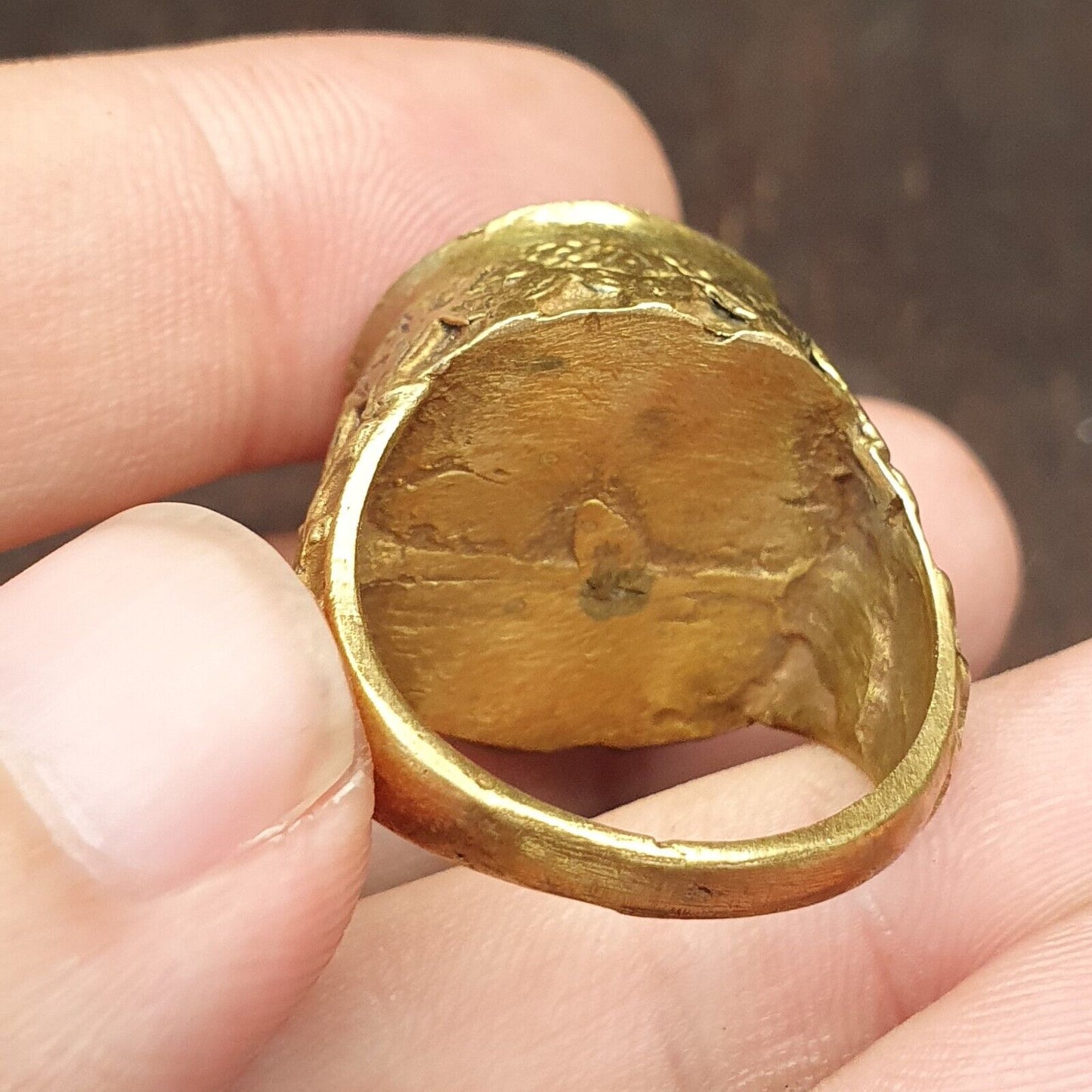Antiker Vintage-Ring aus altem Glas mit schönen Augen, Glasperlen und Messing