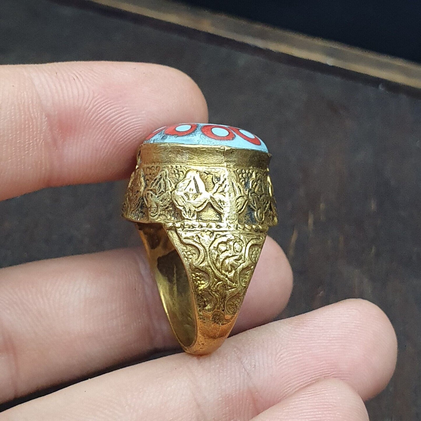 Antiker Vintage-Ring aus altem Glas mit schönen Augen, Glasperlen und Messing