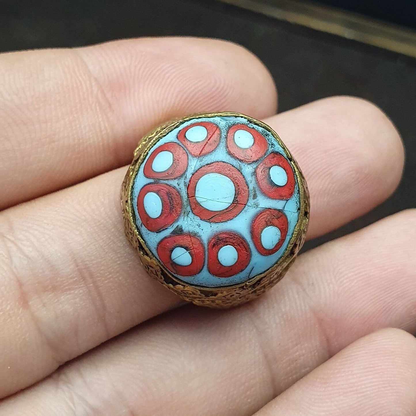 Antiker Vintage-Ring aus altem Glas mit schönen Augen, Glasperlen und Messing