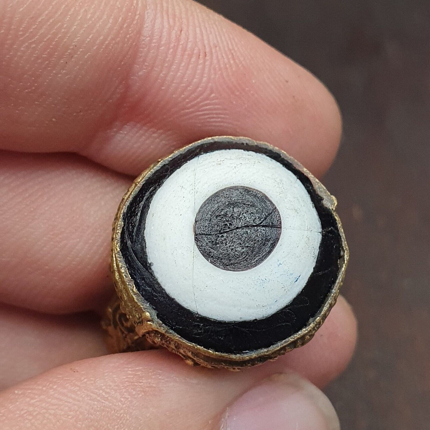 Antiker Vintage-Ring aus altem Glas mit Öse aus Messing