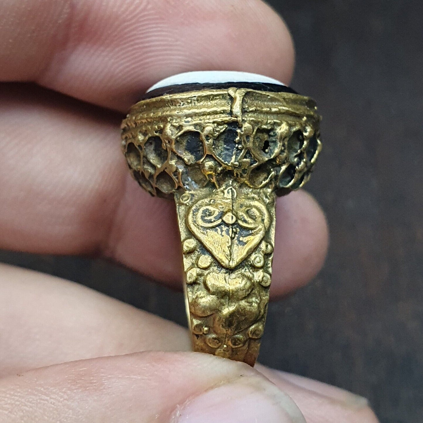 Antiker Vintage-Ring aus altem Glas mit Öse aus Messing