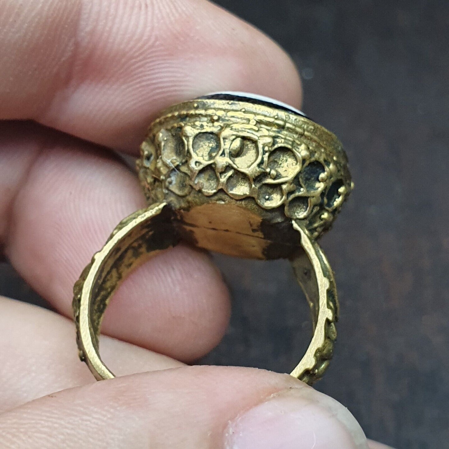 Antiker Vintage-Ring aus altem Glas mit Öse aus Messing