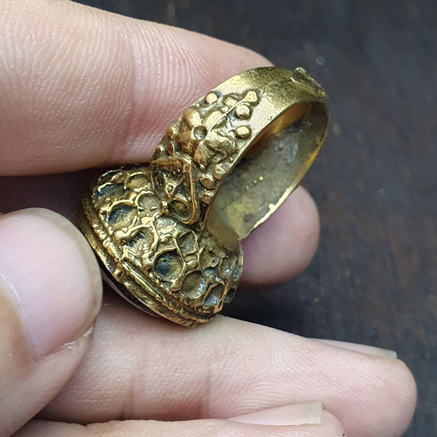 Antiker Vintage-Ring aus altem Glas mit Öse aus Messing