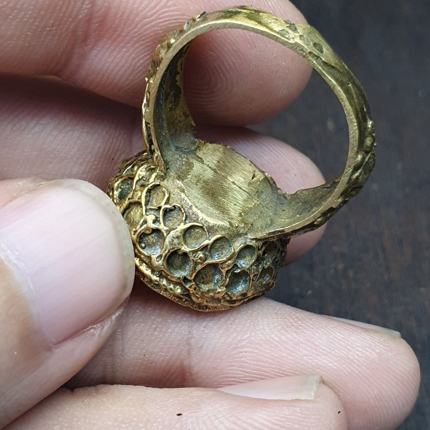 Antiker Vintage-Ring aus altem Glas mit Öse aus Messing