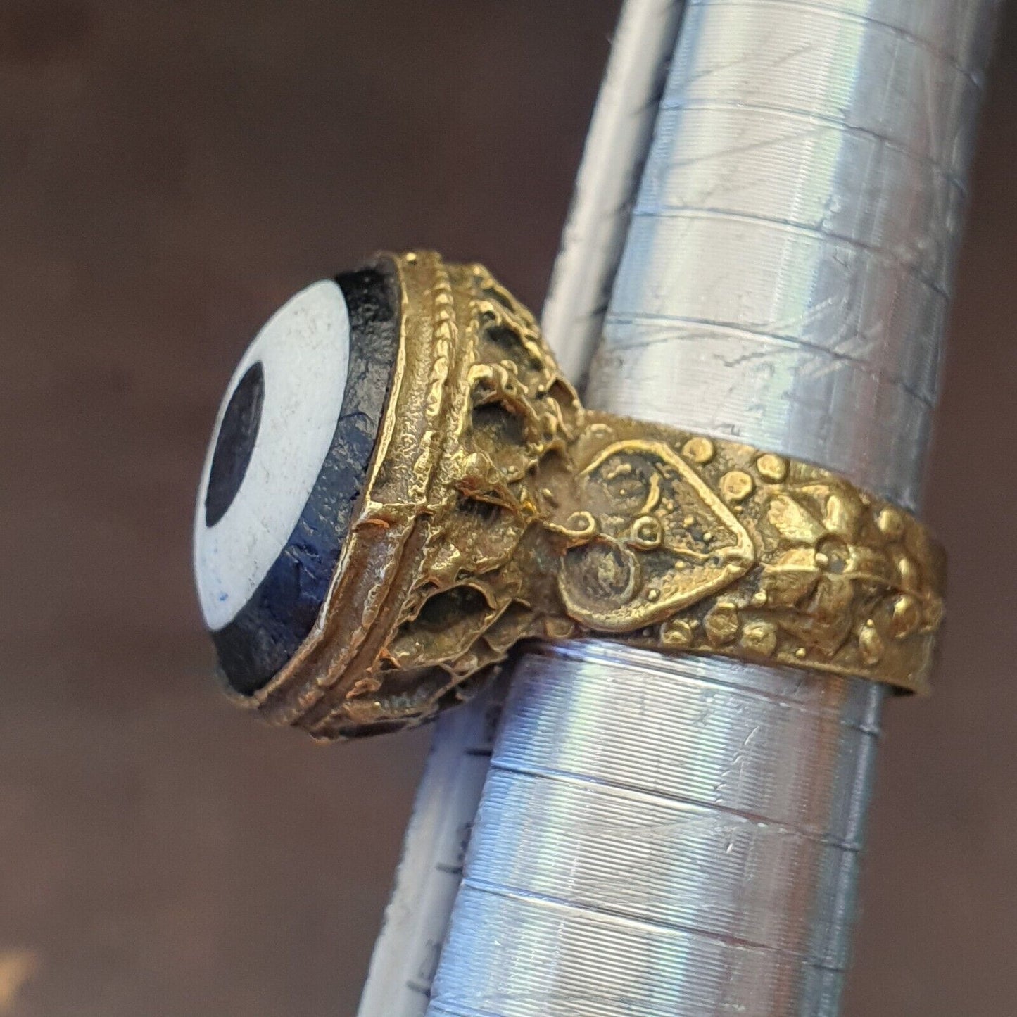 Antiker Vintage-Ring aus altem Glas mit Öse aus Messing