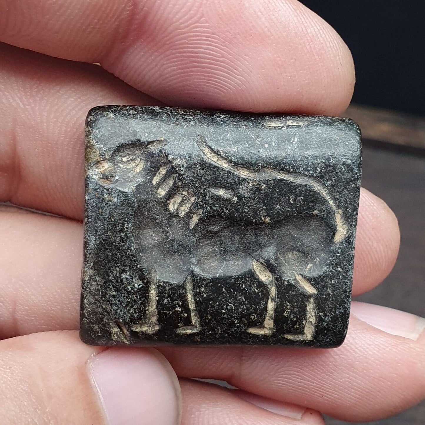 古代黑石 2 面神秘動物凹雕珠護身符