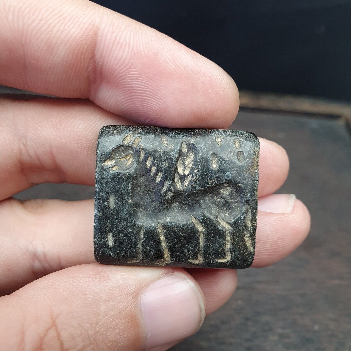 古代黑石 2 面神秘動物凹雕珠護身符