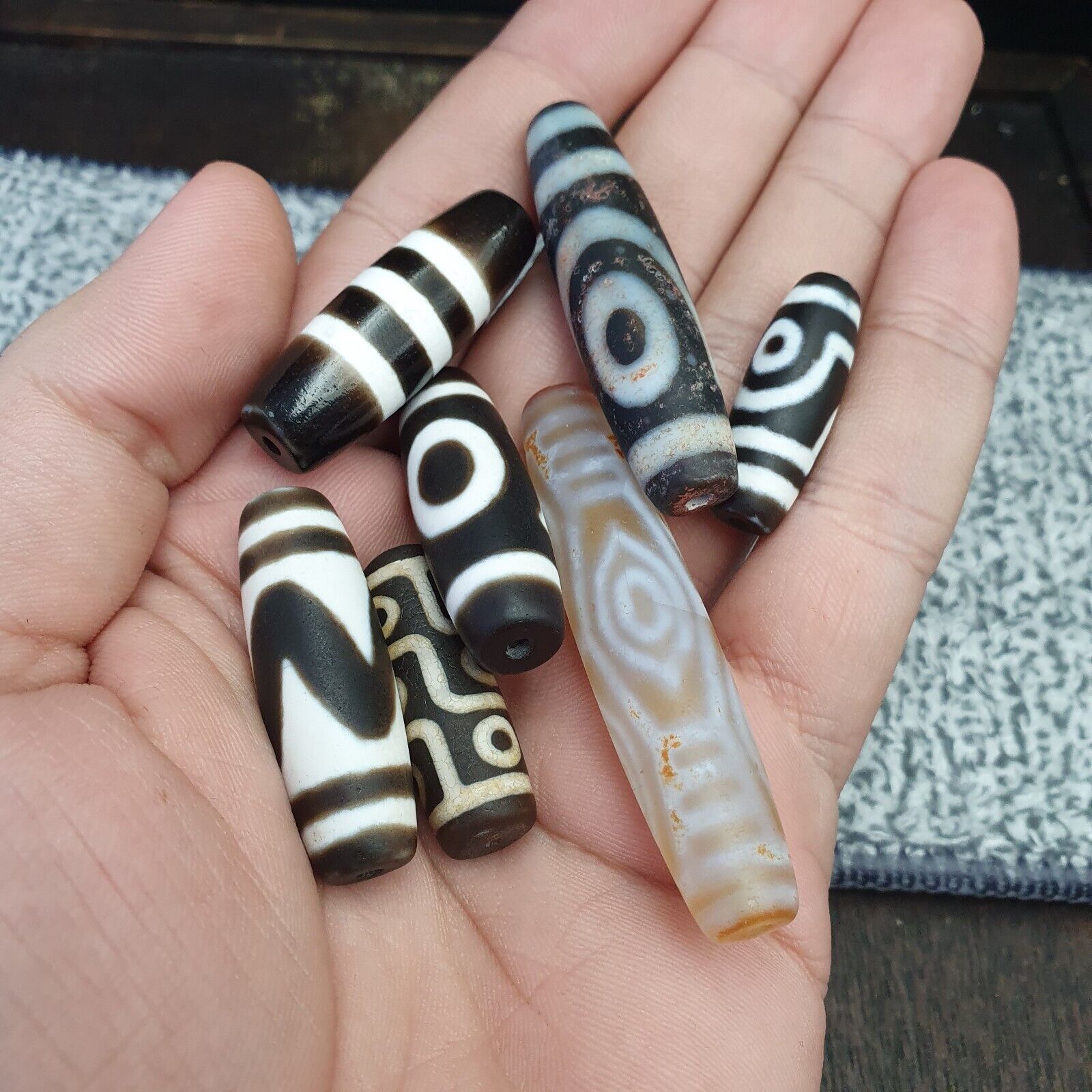 LOT  7 beads Himalayan Indo Tibetan Eyes Beads unique Patterns Dzi Amulet Beads