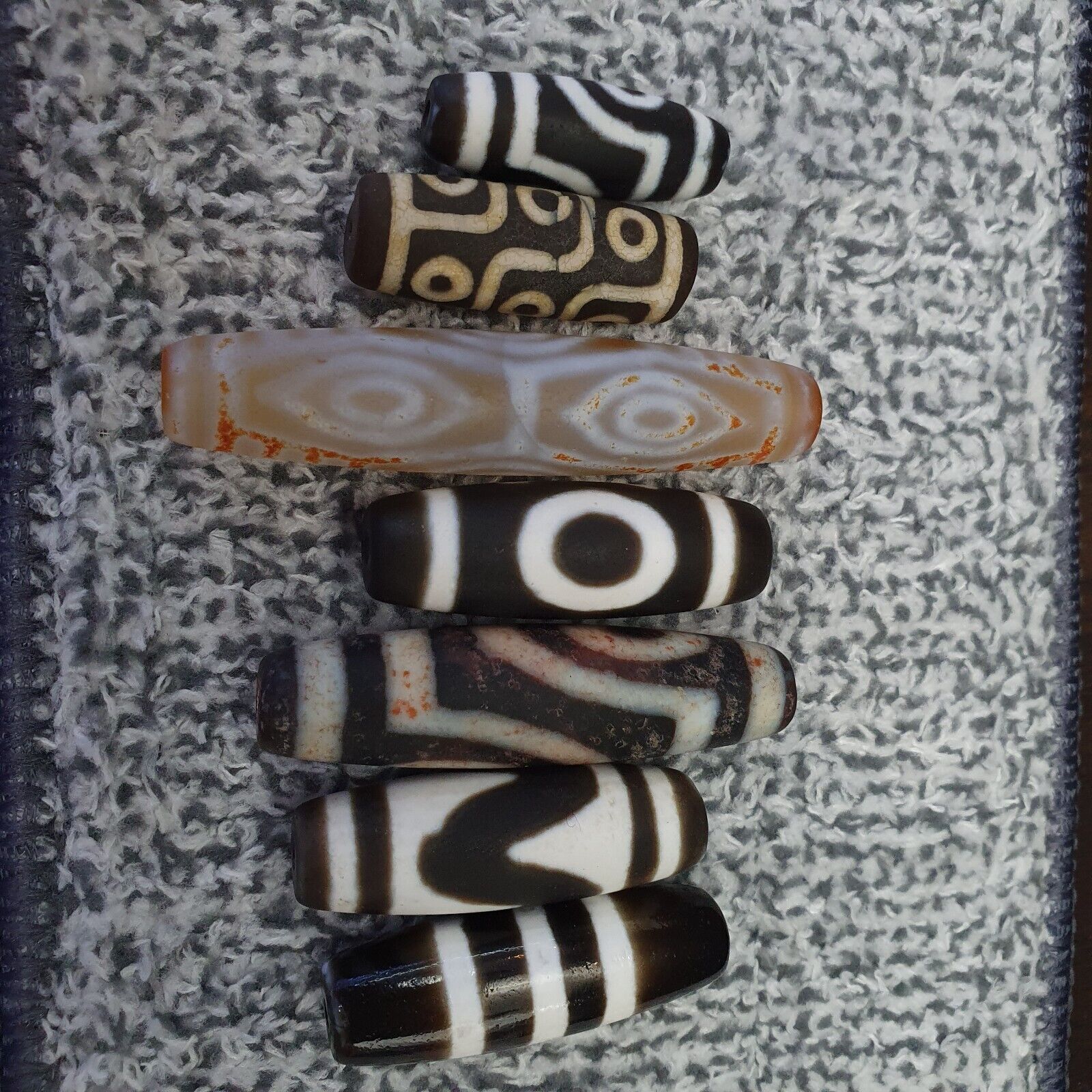 LOT  7 beads Himalayan Indo Tibetan Eyes Beads unique Patterns Dzi Amulet Beads