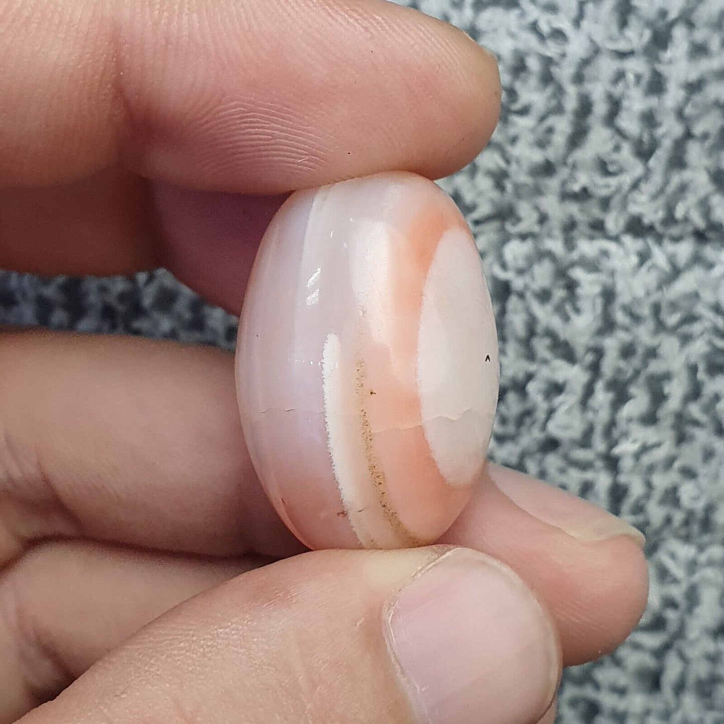 Antikes altorientalisches rosa Achatstein-Amulett mit Augenperlen