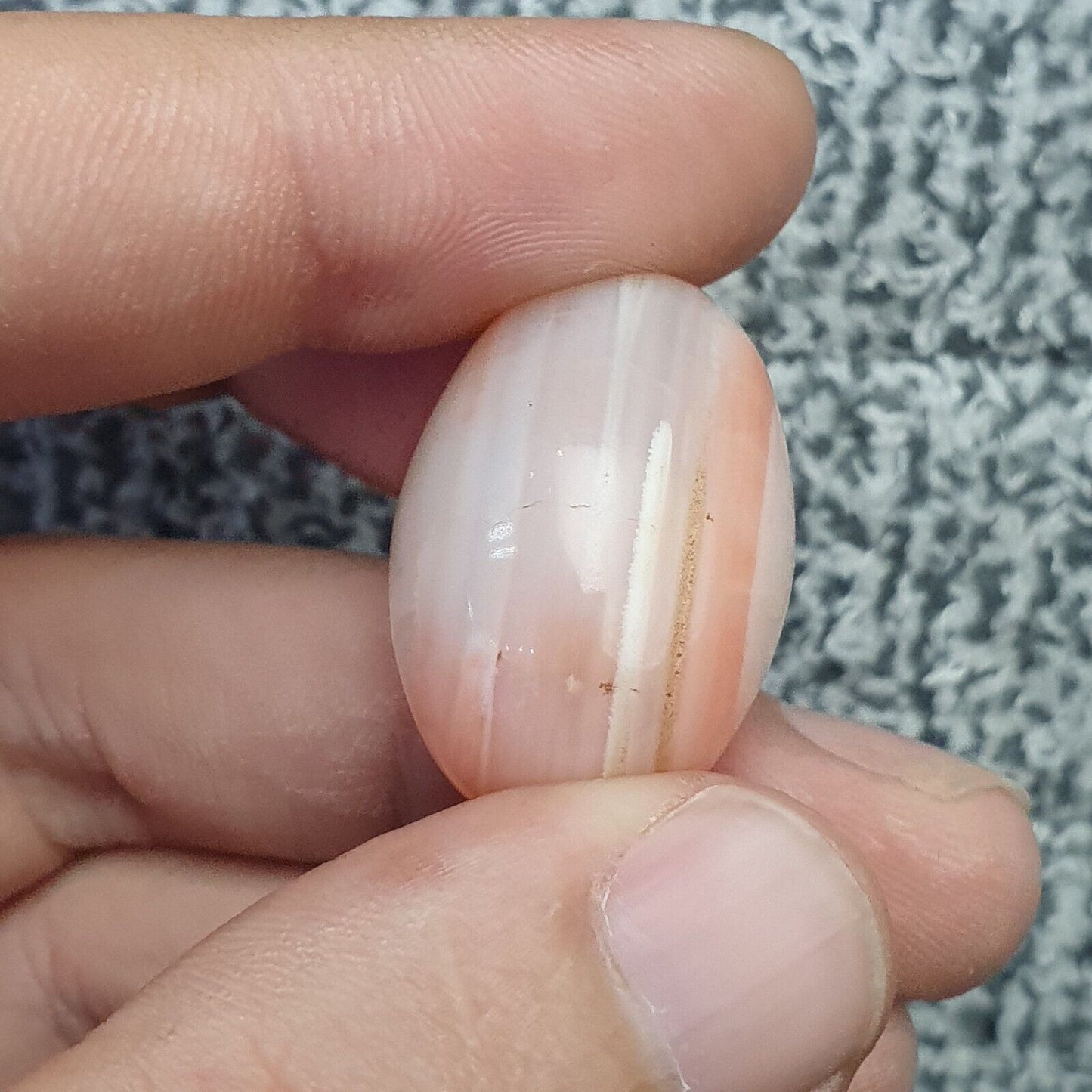 Antikes altorientalisches rosa Achatstein-Amulett mit Augenperlen
