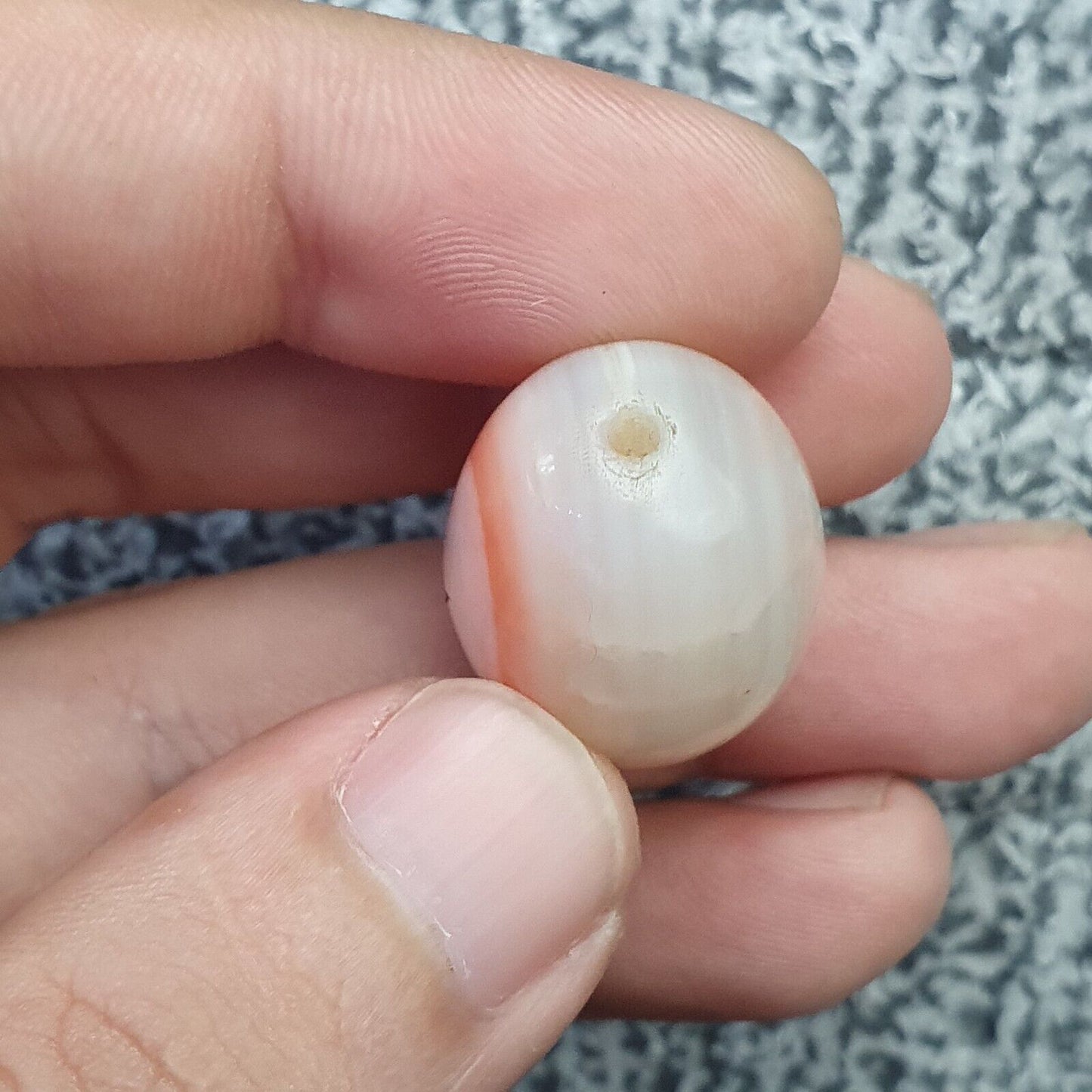 Antikes altorientalisches rosa Achatstein-Amulett mit Augenperlen