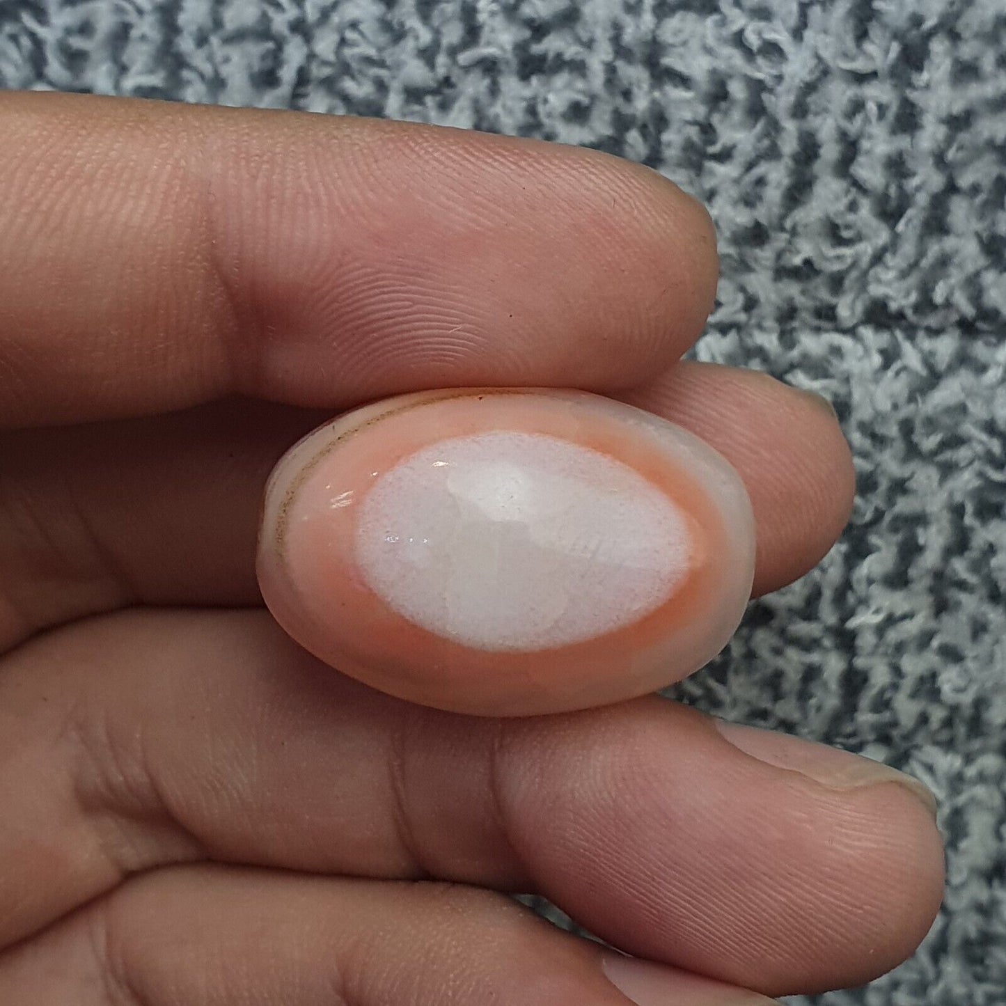 Antikes altorientalisches rosa Achatstein-Amulett mit Augenperlen