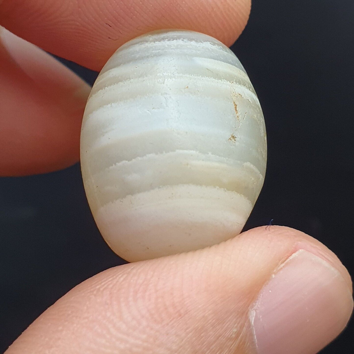 Antikes altes altjemenitisches Perlenamulett aus weißem Achat aus dem Nahen Osten